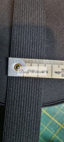 Fekete , kiváló minőségű 2 cm széles gumi.